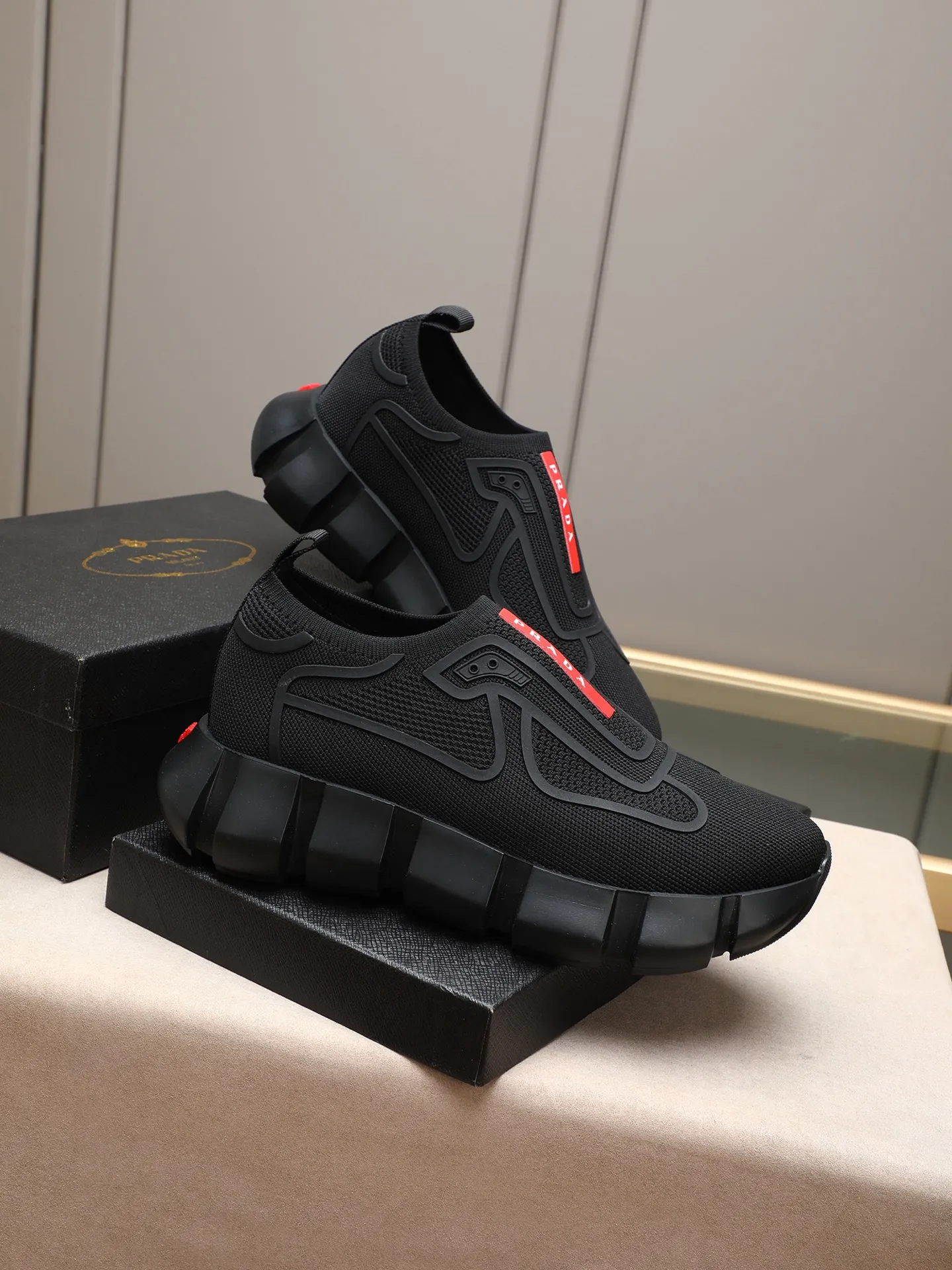 Men's shoes 💰460 PRADA/Prada men's lace-up casual sports shoes, the upper is made of high-elastic fly woven➕joined with breathable mesh. It is soft, comfortable and breathable. The tongue is decorated with the PRADA brand letter logo. The thick rubber sole echoes the red label tongue. The style is fashionable and generous. The details are carefully crafted. A casual sports shoe with a super western style and excellent breathability!  Size: 38-44 (45 46 customized)